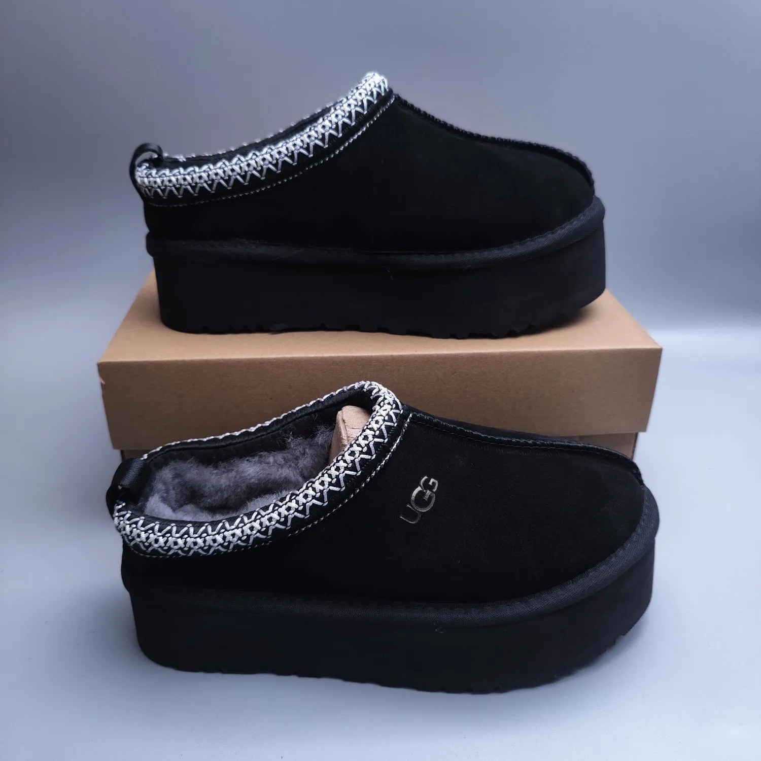💰440 UGG sheepskin all-in-one snow boots 2553 co-branded national trend style thick-soled one-leg women’s snow boots🐾~ 🍭 A co-branded trendy item launched with well-known designer brands Feng Chen Wang and TELFAR. Zhou Dongyu & Wang Jiaer’s same style Fang Kete boots. The slip-on design makes it easy to put on and take off, and can be used indoors or outdoors. The exotic edging design is eye-catching, and it is definitely worth buying~ 🍭Material: cowhide➕sheep fur Outsole: rubber (light wing technology) 🍭Color: black, maroon, sand, dark green, light gray, chocolate, beige, walnut, brown, dark gray, red 🍭Number of codes: 35-42